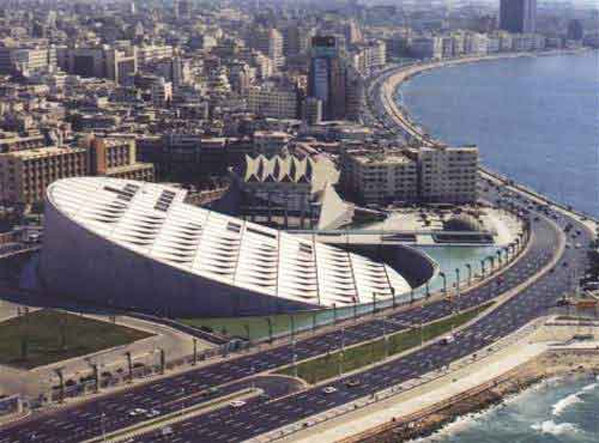 مكتبة الإسكندرية تصدر كتاب «قراءة في سيرة عميد الخط العربي»
