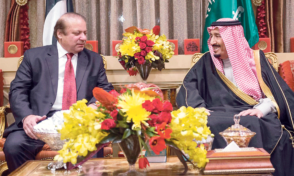 الملك خلال استقبال رئيس وزراء باكستان
