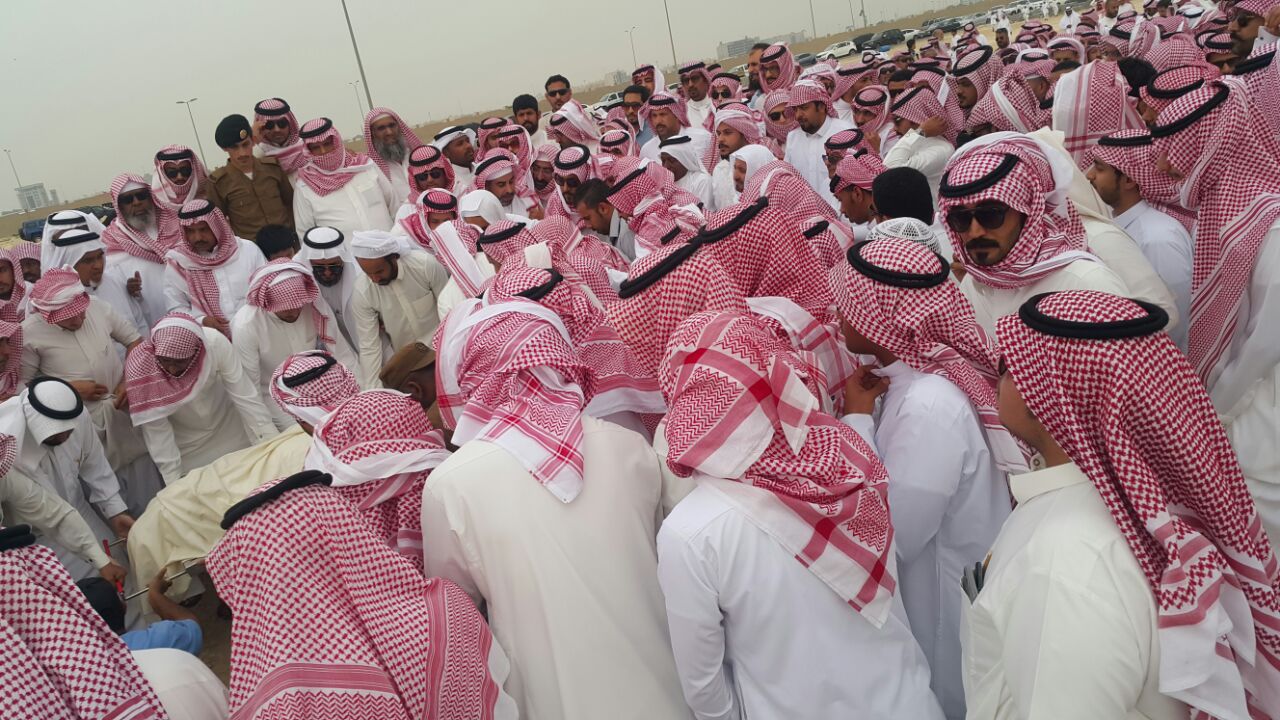 جموع غفيره تصلي على جثمان هاشم الزهراني
