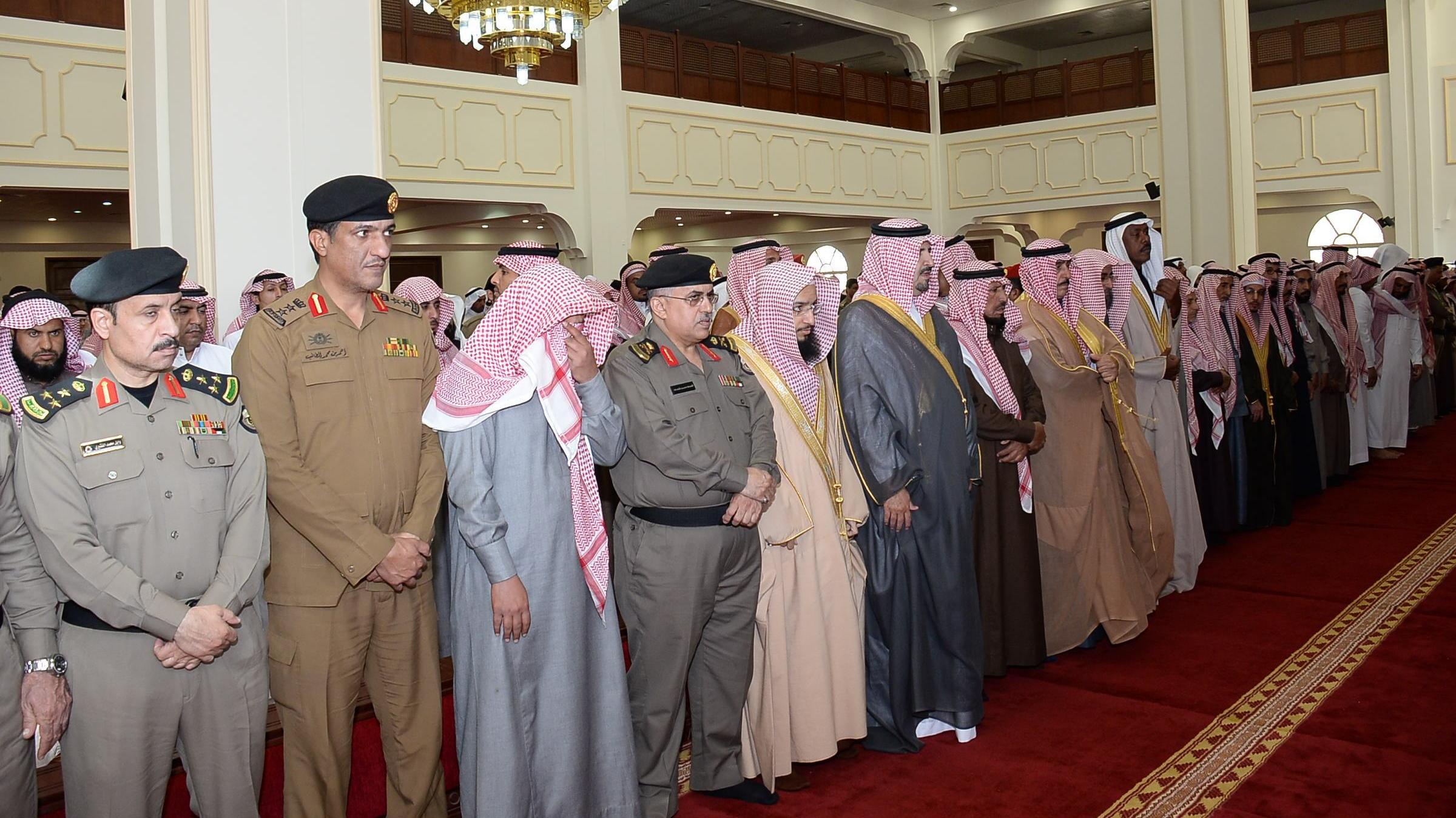  أمير الجوف يؤدي صلاة الميت على الشهيد فهد الرويلي
