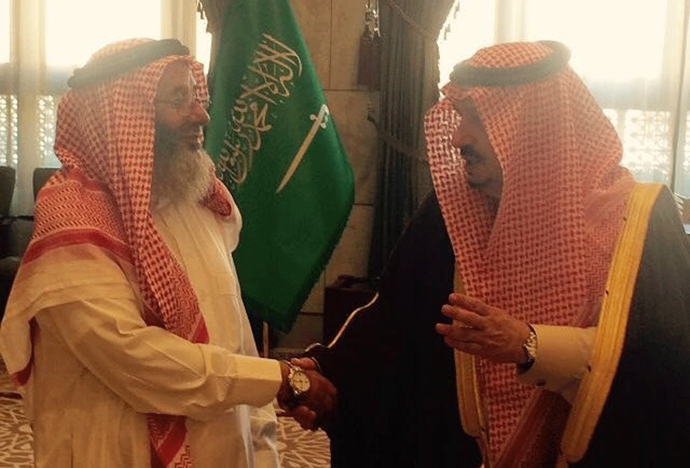 أمير الرياض يستقبل المواطن قاعد المقاطي الذي تنازل لوجه الله عن قاتل ابنه