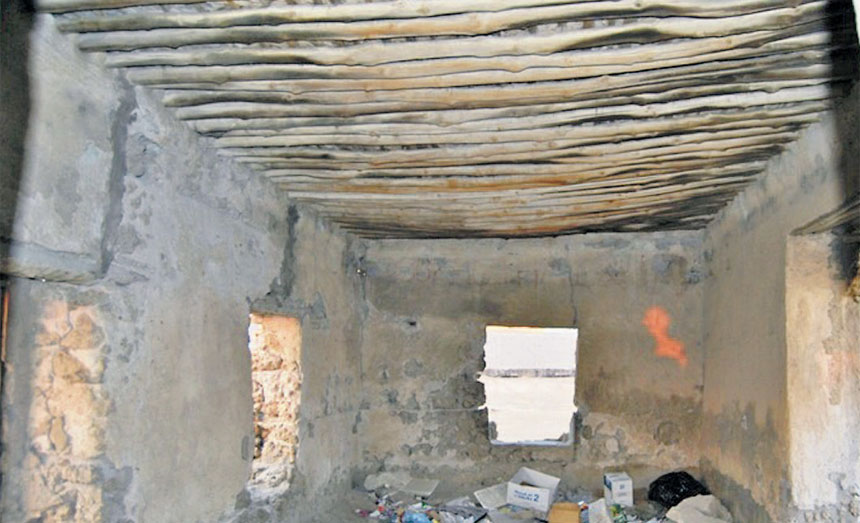 حجرة المستودع هي ما تبقّى من المطار القديم
