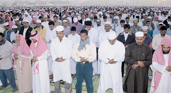 المصلون يؤدون صلاة العيد العام الماضي بالدمام في خشوع
