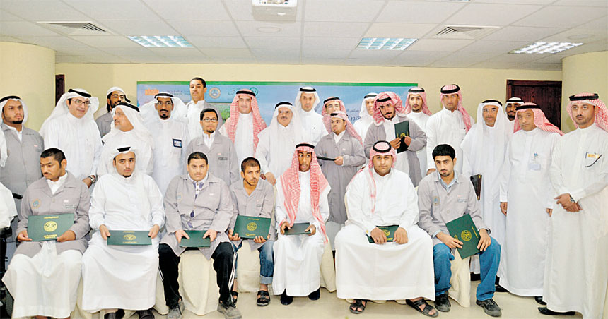 السعدون يتوسط الخريجين والمشاركين بالبرنامج