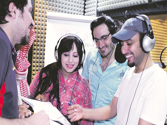 الفنانون أثناء تركيب أصواتهم