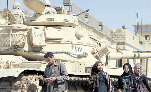 حراسة عسكرية بالدبابات على سجن طرة 