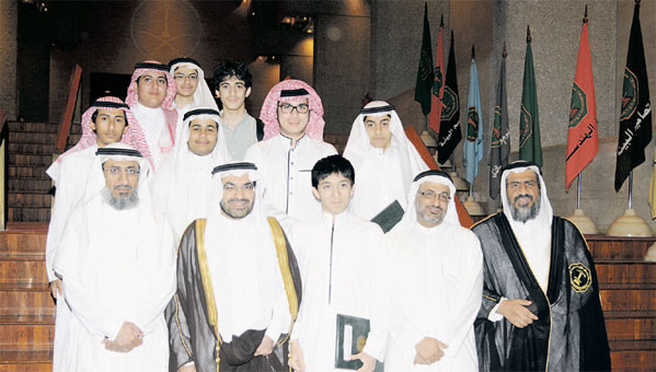 مدير الجامعة يتوسط الفائزين 