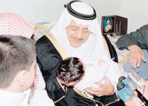 الامير نايف خلال زياراته لذوي شهداء الواجب (اليوم)