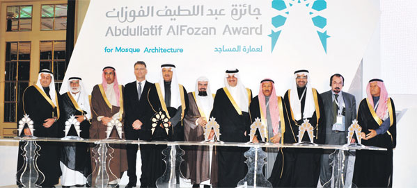  الأمير سلطان بن سلمان والأمير سعود بن نايف والشيخ عبداللطيف الفوزان في لقطة تذكارية مع المكرمين