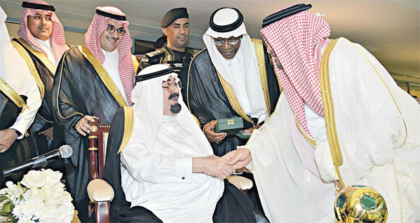 خادم الحرمين الشريفين يهنئ رئيس الشباب 
