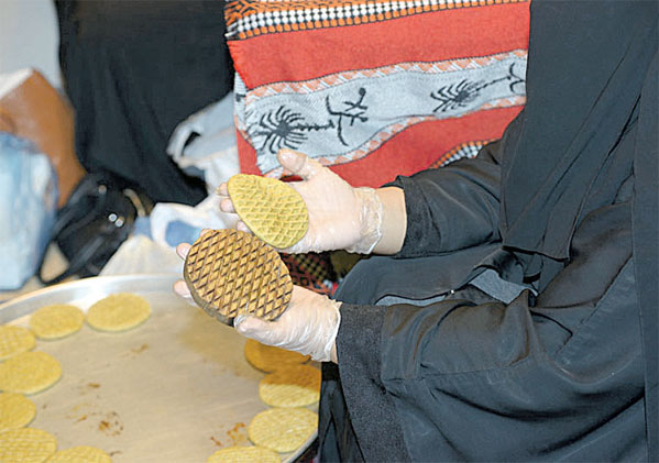 أم عبدالله تصنع الكليجا (اليوم) 