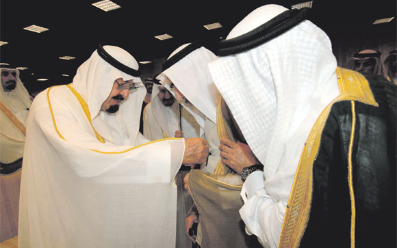 أبناء عبد الله السليمان يتشرفون بتسلم الوشاح من خادم الحرمين الشريفين (اليوم)