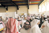 الزائرون في أرجاء معرض التمور 