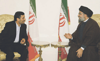 أحمدي نجاد يجتمع إلى حسن نصر الله، أمين حزب الله، في مبنى السفارة الإيراني