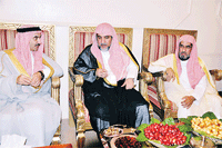 آل الشيخ يتوسط الأمير عبد العزيز بن جلوي والشيخ عبد الرحمن آل رقيب